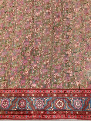 un tapis vert et rouge orné d'un motif floral