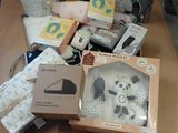 une table sur laquelle se trouvent de nombreux objets
