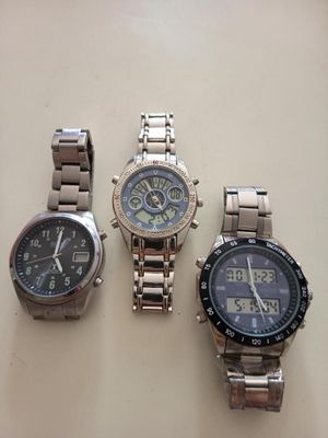 trois montres sont posées les unes à côté des autres sur une table