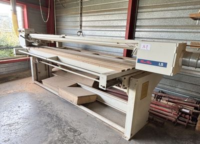 une machine qui se trouve dans un bâtiment