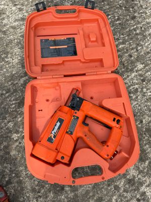 un gros plan d'une boîte à outils orange contenant une agrafeuse