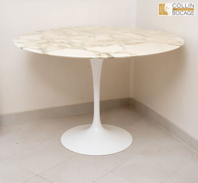 une table en marbre dans un coin de la pièce