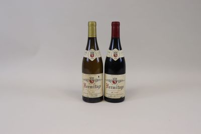 deux bouteilles de vin posées l'une à côté de l'autre sur une surface blanche