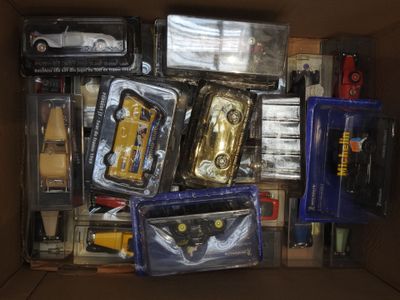 une boîte remplie de petites voitures et d'autres jouets