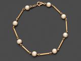 un bracelet en perles de culture et en or