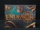 La boîte du jeu « Endeavor » est posée sur une surface noire.