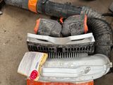 une image montrant un tas d'outils éparpillés par terre
