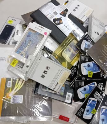 un tas d'appareils électroniques posé sur une table