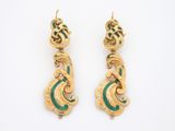 une photo d'une paire de boucles d'oreilles en or et émeraude