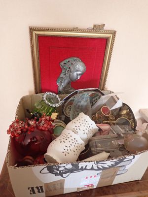 une boîte remplie d'objets assortis posée sur une table