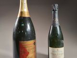 deux bouteilles de champagne posées l'une à côté de l'autre sur une table