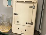 un réfrigérateur à l'ancienne posé sur une étagère dans une cuisine