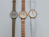trois montres différentes posées les unes à côté des autres sur une table