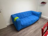un canapé bleu dans un coin de la pièce