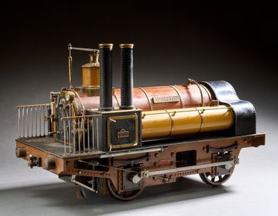 une maquette de locomotive à vapeur exposée sur une table