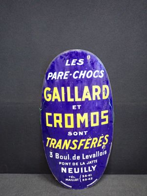 une ancienne affiche publicitaire pour une compagnie ferroviaire sur fond noir