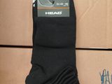 une boîte sur laquelle est posée une paire de chaussettes noires