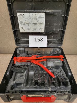 une mallette à outils ouverte, contenant des outils, posée sur une table