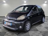 la photo d'une petite voiture noire garée dans un garage