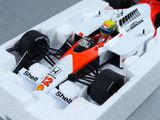 une maquette de voiture de course exposée sur une table