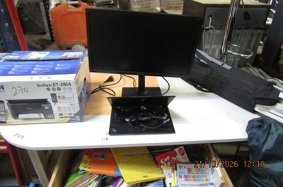 un bureau sur lequel se trouvent un écran d'ordinateur et un ordinateur portable