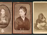 trois vieilles photos en noir et blanc représentant des femmes en costume traditionnel