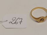 gros plan d'une bague en or portant une étiquette de prix