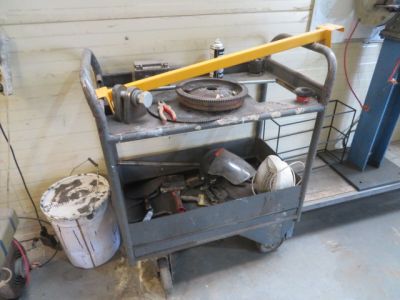 une image représentant un chariot de chantier contenant des outils