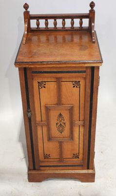 une petite armoire en bois avec une porte et une étagère