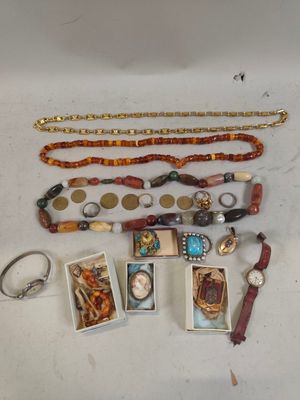 beaucoup de bijoux posés sur la table