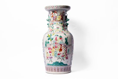CHINE, XXe Vase balustre en porcelaine émaillée polychrome à…