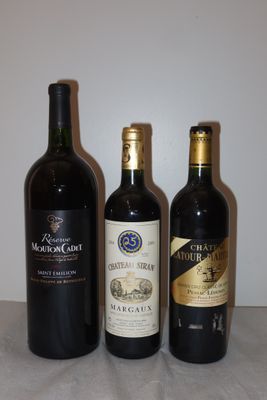 trois bouteilles de vin sont alignées sur une table