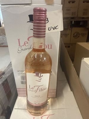 une bouteille de vin posée sur une boîte