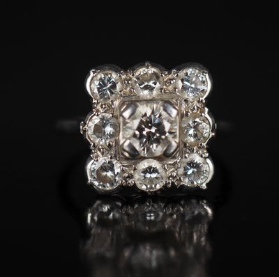gros plan d'une bague en diamant sur une surface noire