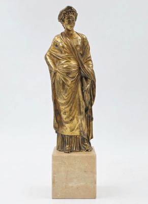 une image représentant une statue de femme debout sur un socle en marbre