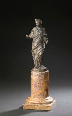 une image représentant une statue de femme debout sur un socle en marbre