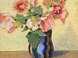 un tableau représentant des fleurs roses dans un vase bleu posé sur une table