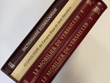 trois livres sont empilés sur une table
