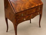 un bureau ancien avec un plateau en bois et deux tiroirs