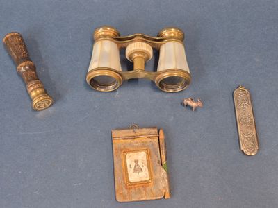 quelques objets posés sur une table