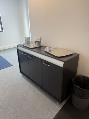 une photo d'une salle de bains avec deux lavabos et une poubelle