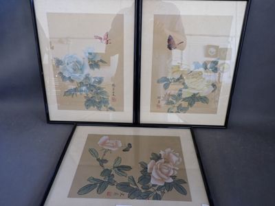 deux photos de fleurs encadrées, posées sur une table