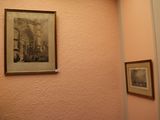 un tableau accroché au mur au-dessus d'un lavabo dans une salle de bains