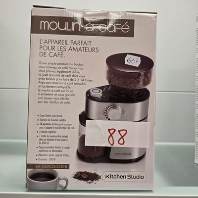 une boîte sur laquelle est posé un moulin à café, posée sur une étagère
