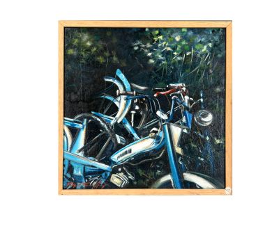 un tableau représentant une moto bleue garée dans les bois