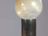 une image représentant une lampe posée sur une table en bois