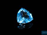 gros plan d'un diamant bleu sur une surface noire