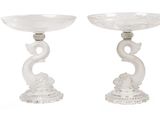 paire de bougeoirs en verre blanc ornés d'un dragon sur la base