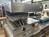 une machine posée sur une table