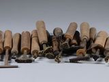 tout un tas d'outils de menuiserie posés sur une table